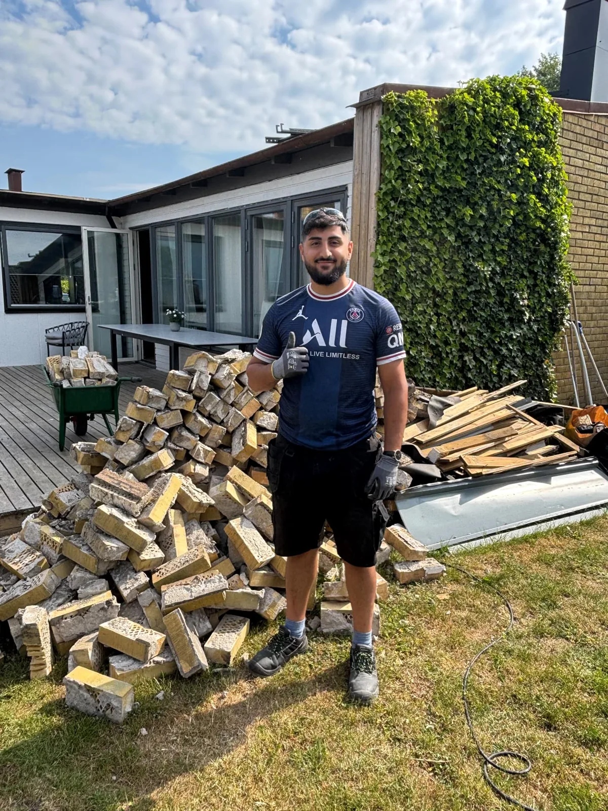 Neji, grundare av Skräphjälten i Skåne, efter ett utfört uppdrag