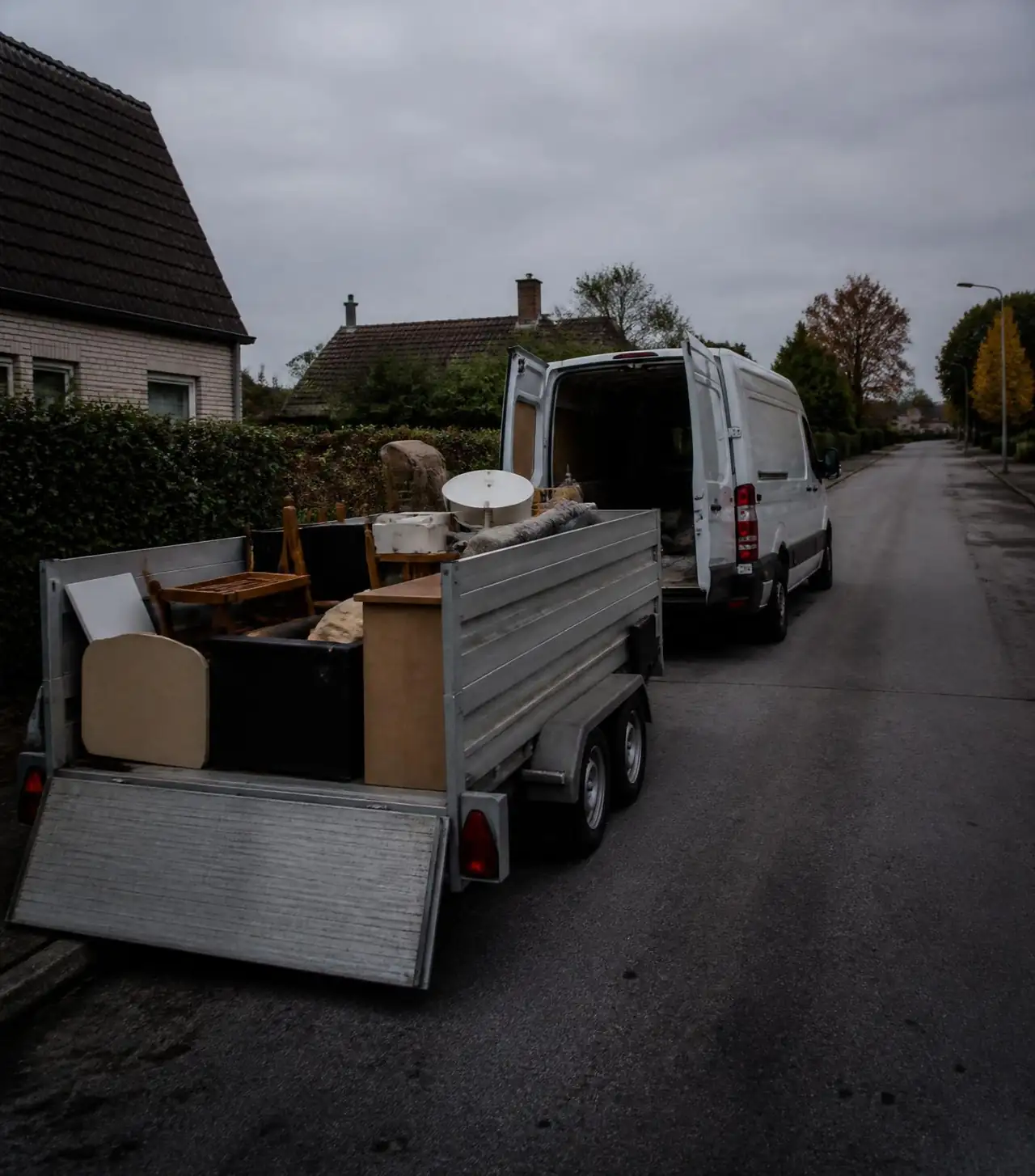Skräphjälten i Skåne på plats hos kund med skåpbil och utrustning